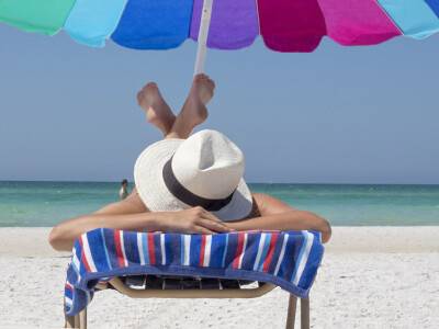 Beach bed with free umbrella